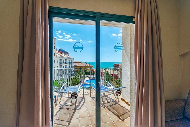 une chambre d' hôtel avec une vue sur l' océan et une piscine