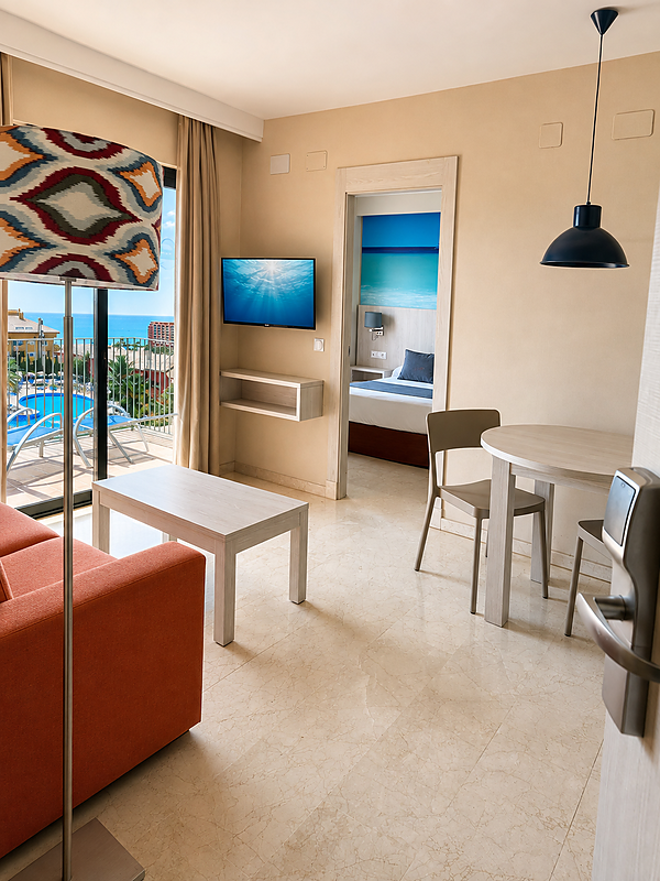 Woonkamer met keukenblok, slaapkamer en balkon in het Benalmádena Palace