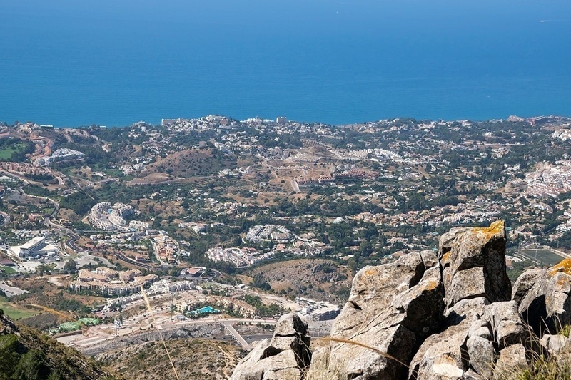 une vue aérienne d' une ville avec l' océan en arrière-plan