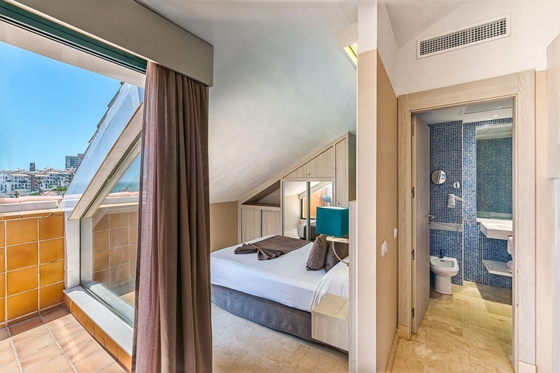 een hotelkamer met een bed en een badkamer