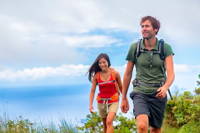 un homme et une femme se tiennent la main lors d' une randonnée