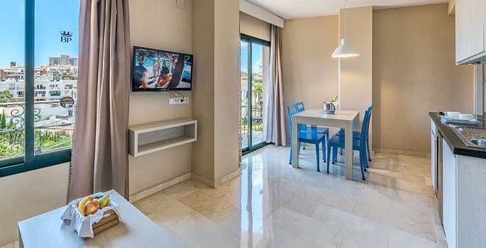 Chambre et cuisine d'un hôtel avec vue sur la ville Hotel Spa Benalmádena Palace.