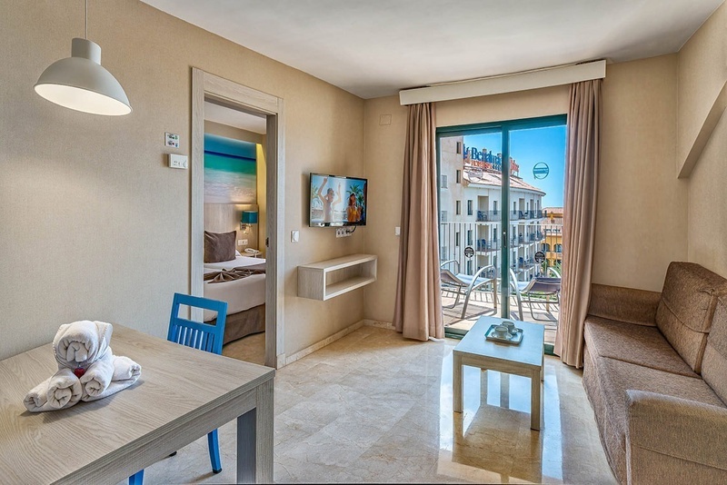 een hotelkamer met een televisie aan de muur en een balkon