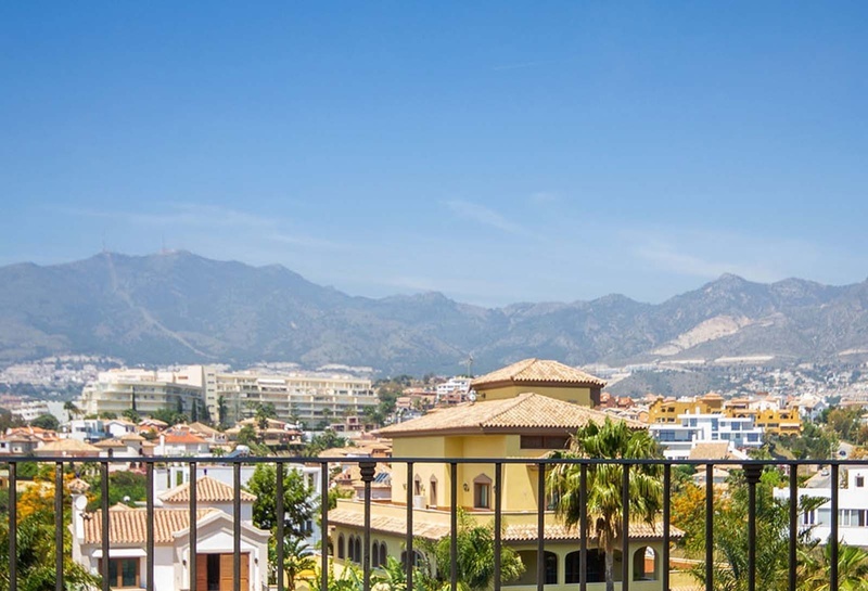une vue d' une ville avec des montagnes en arrière-plan