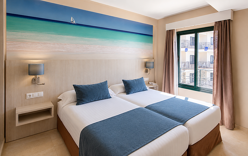 Kamer met twee bedden, strandmotief en raam met uitzicht in het Benalmádena Palace