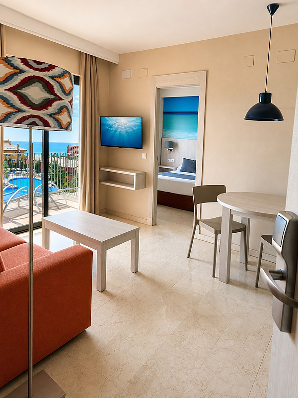 Woonkamer met keukenblok, slaapkamer en balkon in het Benalmádena Palace