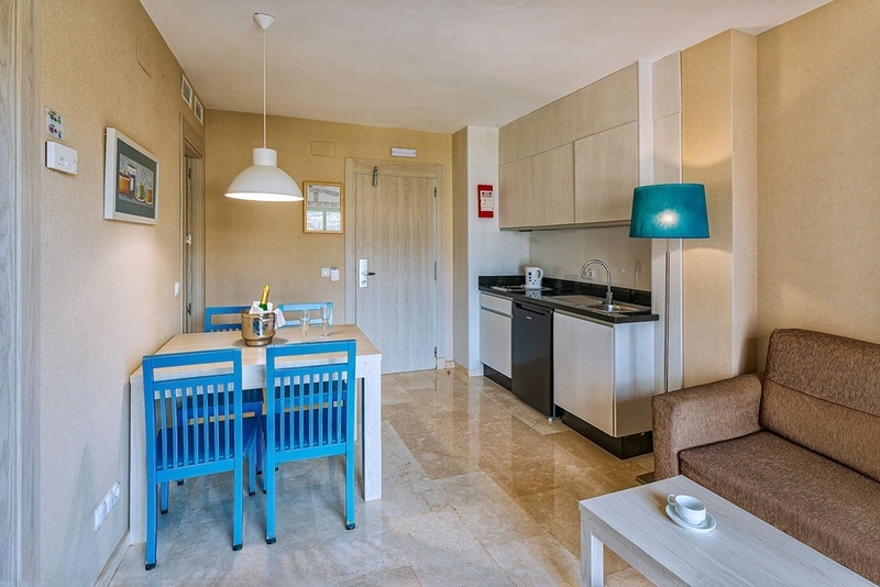 une salle à manger avec une table et des chaises bleues