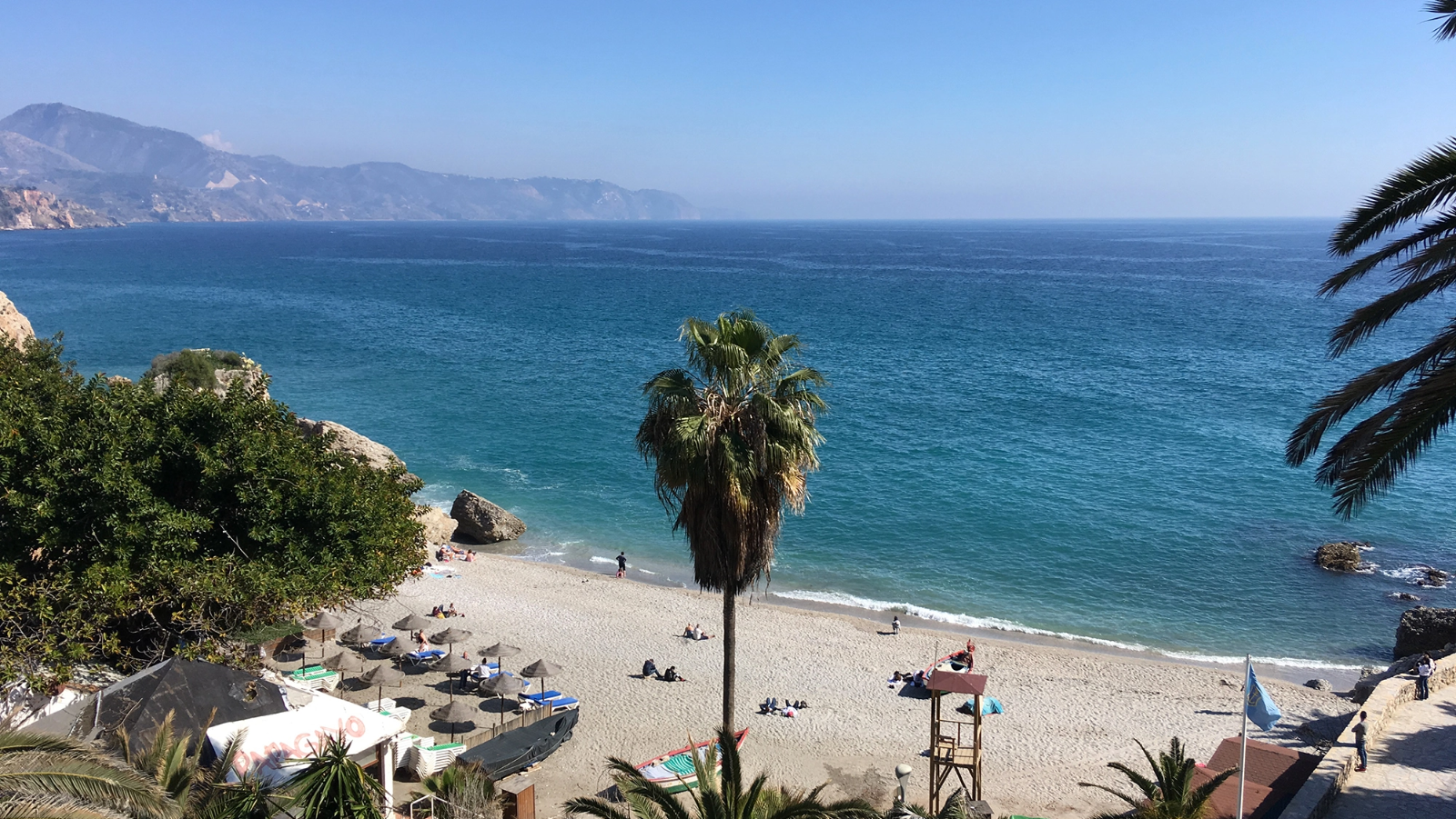 una mujer recibe un masaje en un spa rodeado de velas