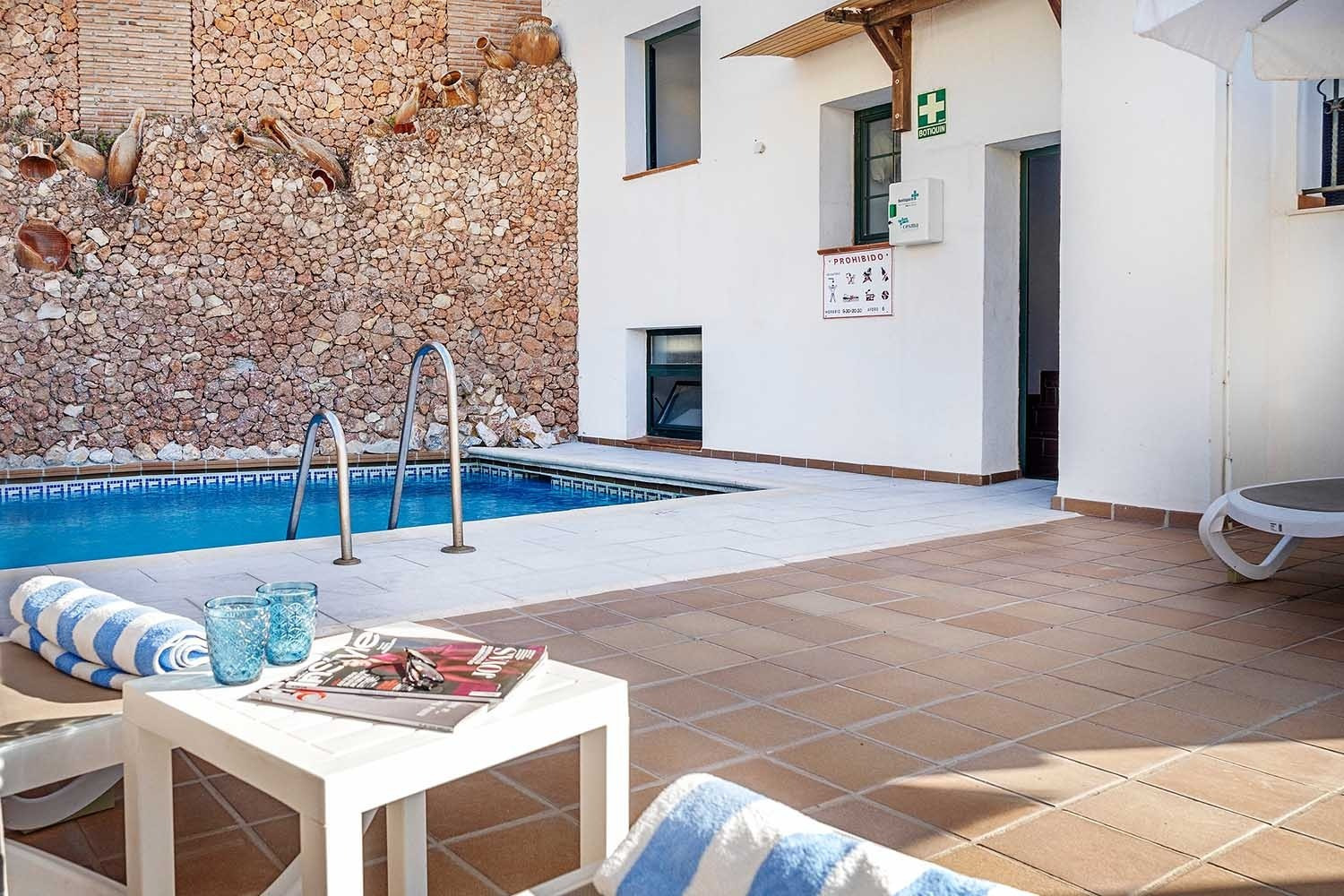 Piscina privada Frigiliana Hotel | Beneste Hoteles | Web oficial con tumbonas y toallas