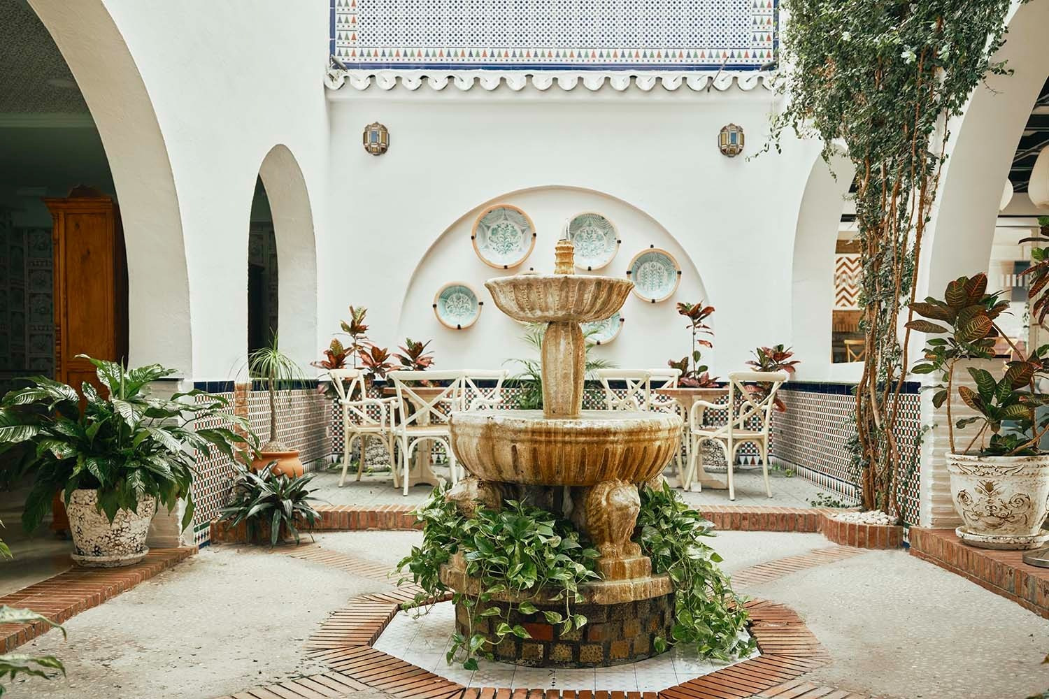 Patio de Villa Flamenca con fuente y mesas, ideal para bodas en Beneste Hoteles.