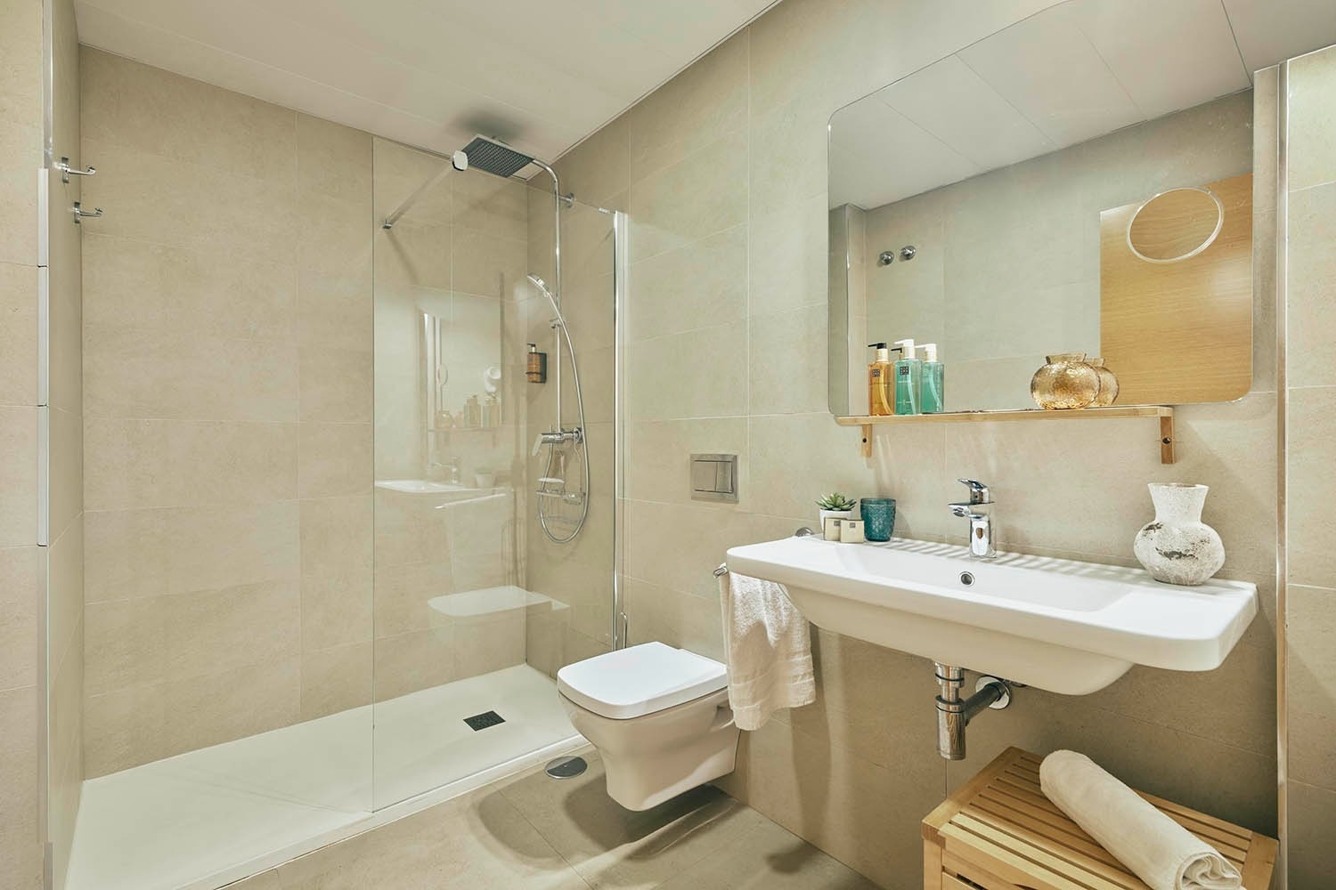 una habitación con dos camas y una mesita de noche