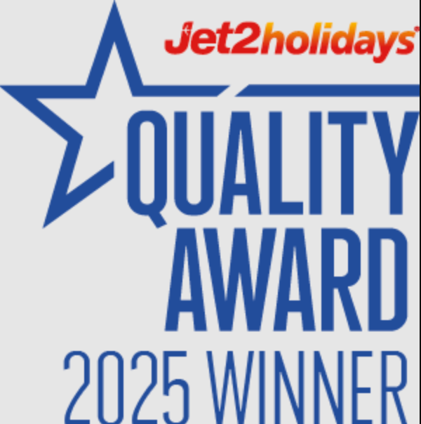 Un logotipo de premio de Jet2holidays que anuncia "QUALITY AWARD 2025 WINNER" está ilustrado con una estrella azul y texto azul sobre un fondo gris claro.