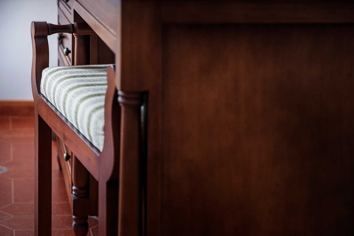 Asiento de madera a rayas verdes y blancas, parte de mueble en Cazorla Hotel | Beneste Hoteles | Web oficial.