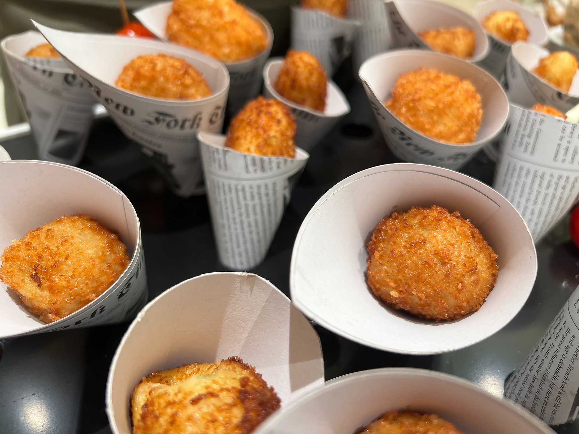 Deliciosos aperitivos crujientes servidos en cucuruchos, perfectos para Eventos | Villa Flamenca | Beneste Hoteles