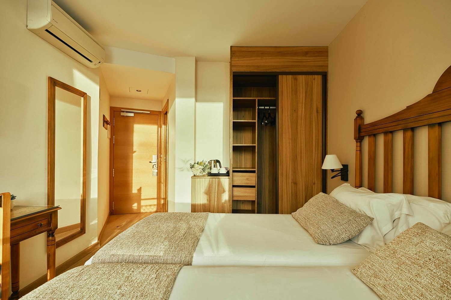 una habitación de hotel con una cama y una televisión