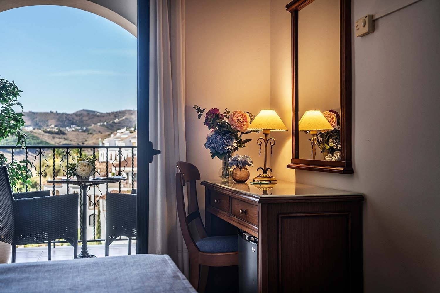 una habitación de hotel con dos camas y una televisión