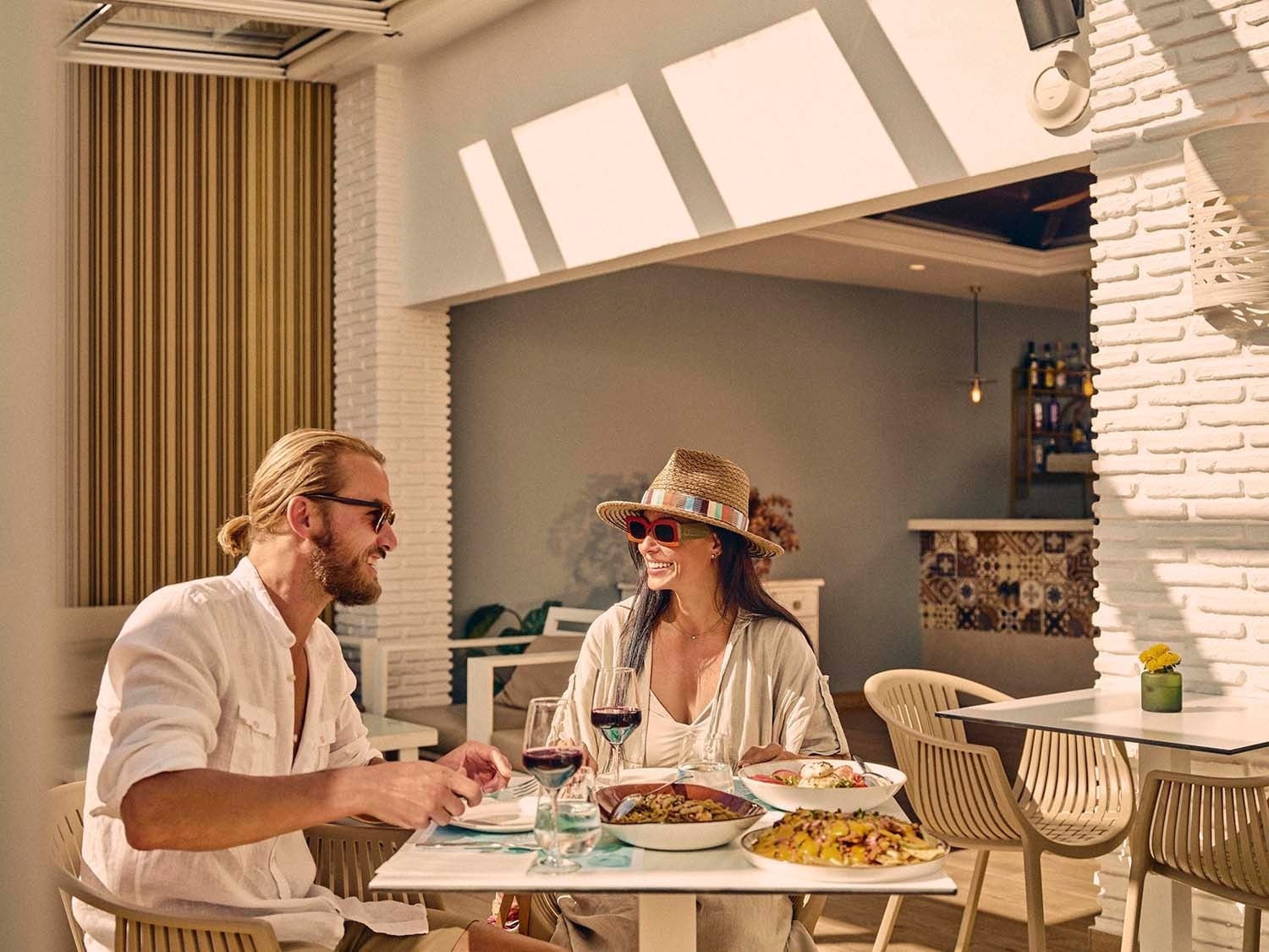 Pareja disfrutando una cena romántica en Villa Flamenca | Beneste Hoteles | Web oficial.