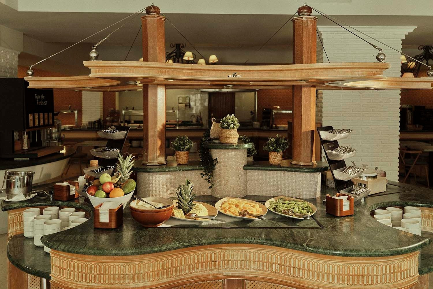 Buffet de desayuno en Villa Flamenca | Beneste Hoteles, oferta de frutas, bollería y más.