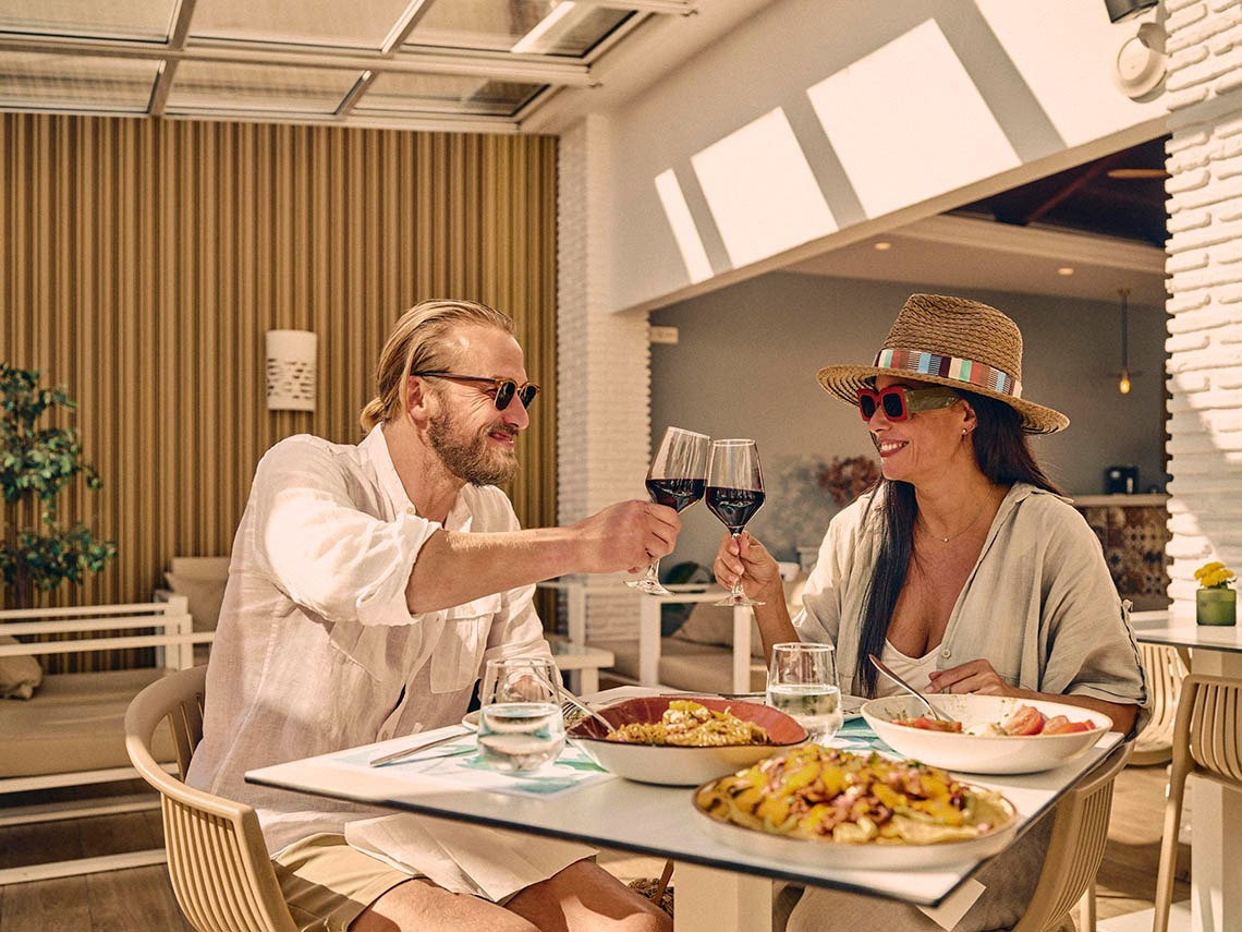 Couple toasting with wine at Pool Bar | Villa Flamenca | Beneste Hotels