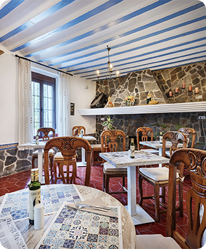 una piscina con palmeras y edificios en el fondo