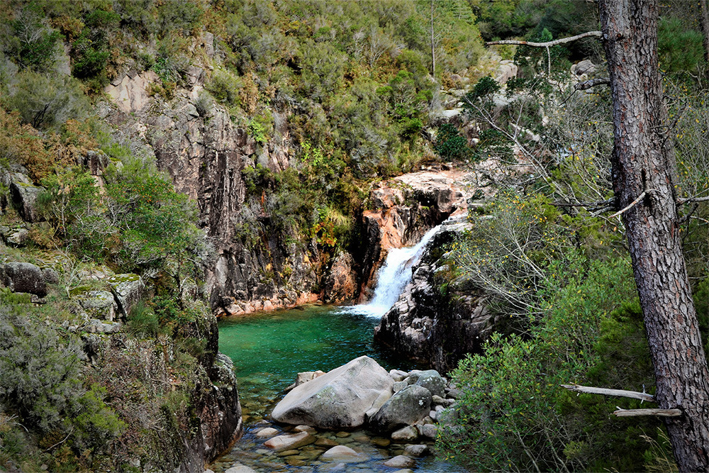 Cascada cristalina y río en entorno natural, ideal paraBENESTE: Corporativa.