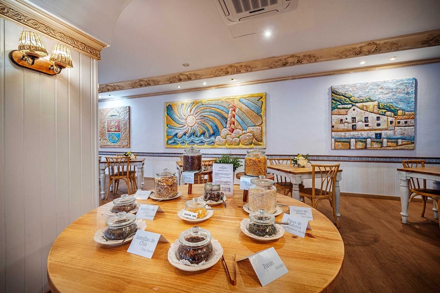 Desayuno buffet en Frigiliana Hotel: semillas, copos de avena y pasas. Frigiliana Hotel | Beneste Hoteles | Web oficial.