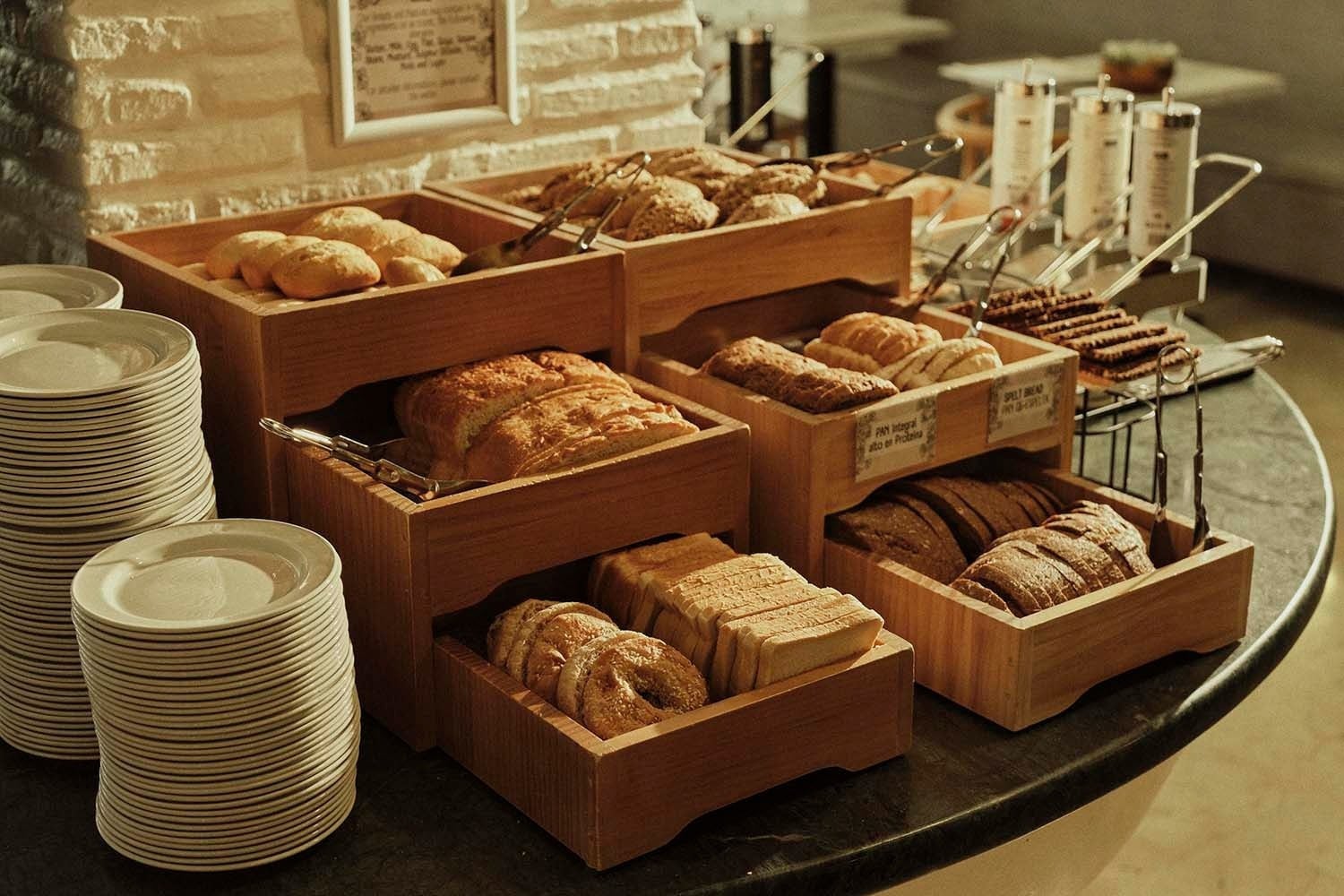 Villa Flamenca | Beneste Hoteles: Buffet de pan y repostería en tu estancia.