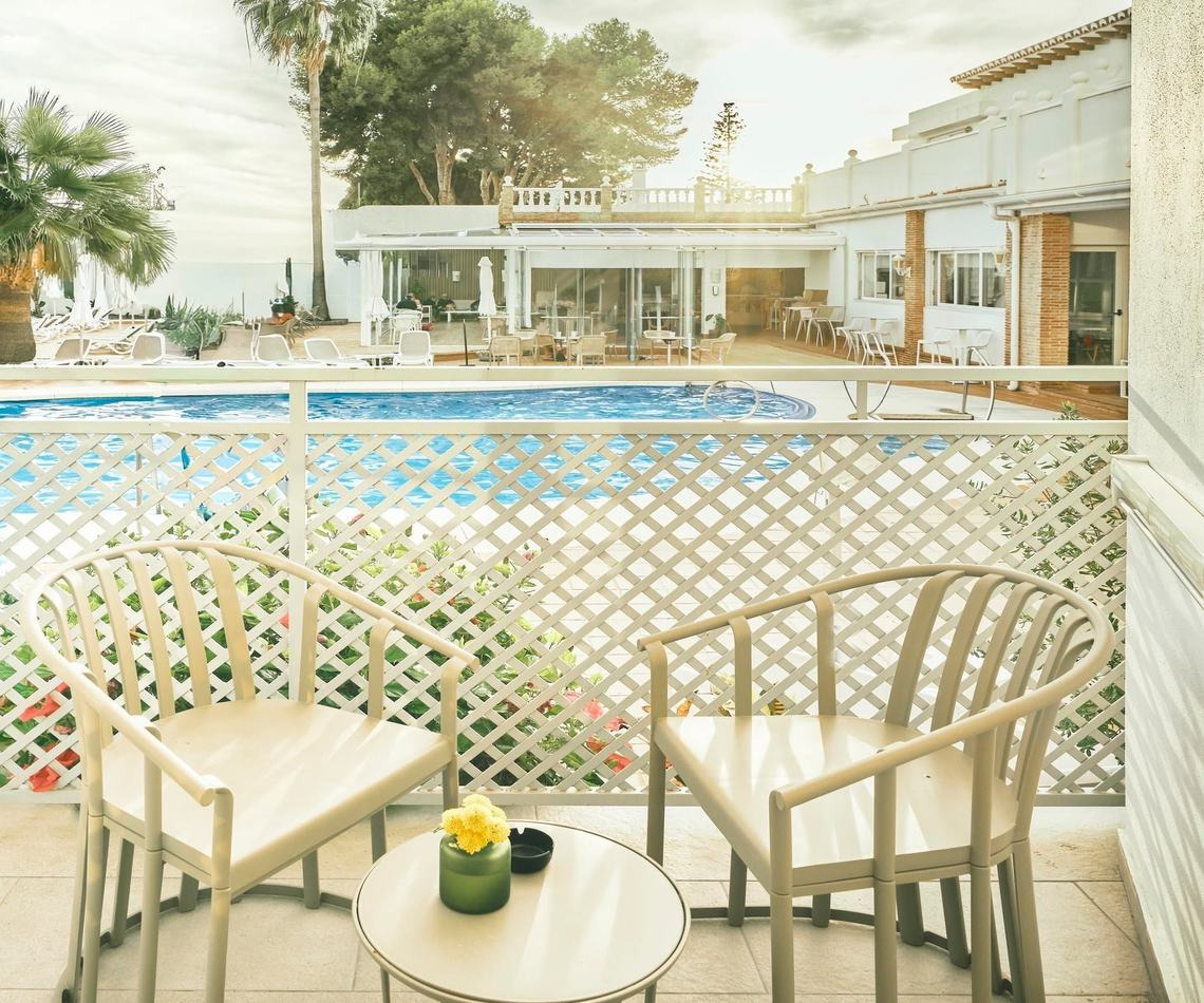 BENESTE: Corporate Terrace with chairs and table by pool