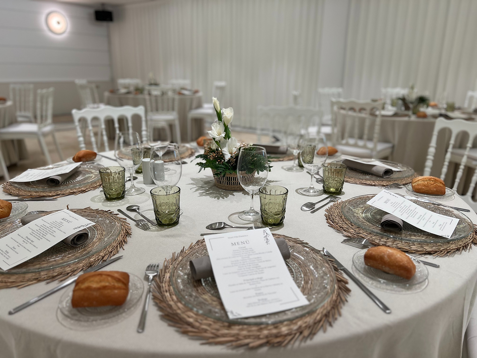 Salón de eventos de Villa Flamenca preparado para banquete, reserva online.