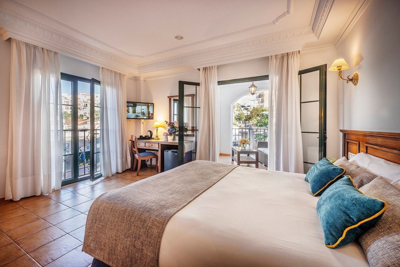 Habitación de hotel BENESTE: Corporativa con balcón y vistas al exterior.