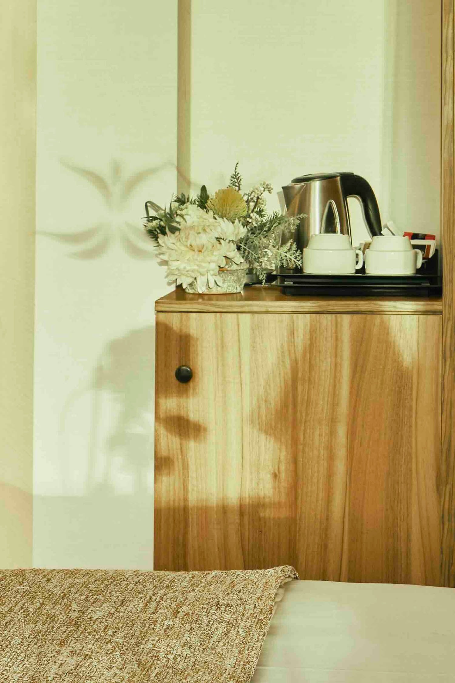 una habitación de hotel con una cama y una mesa