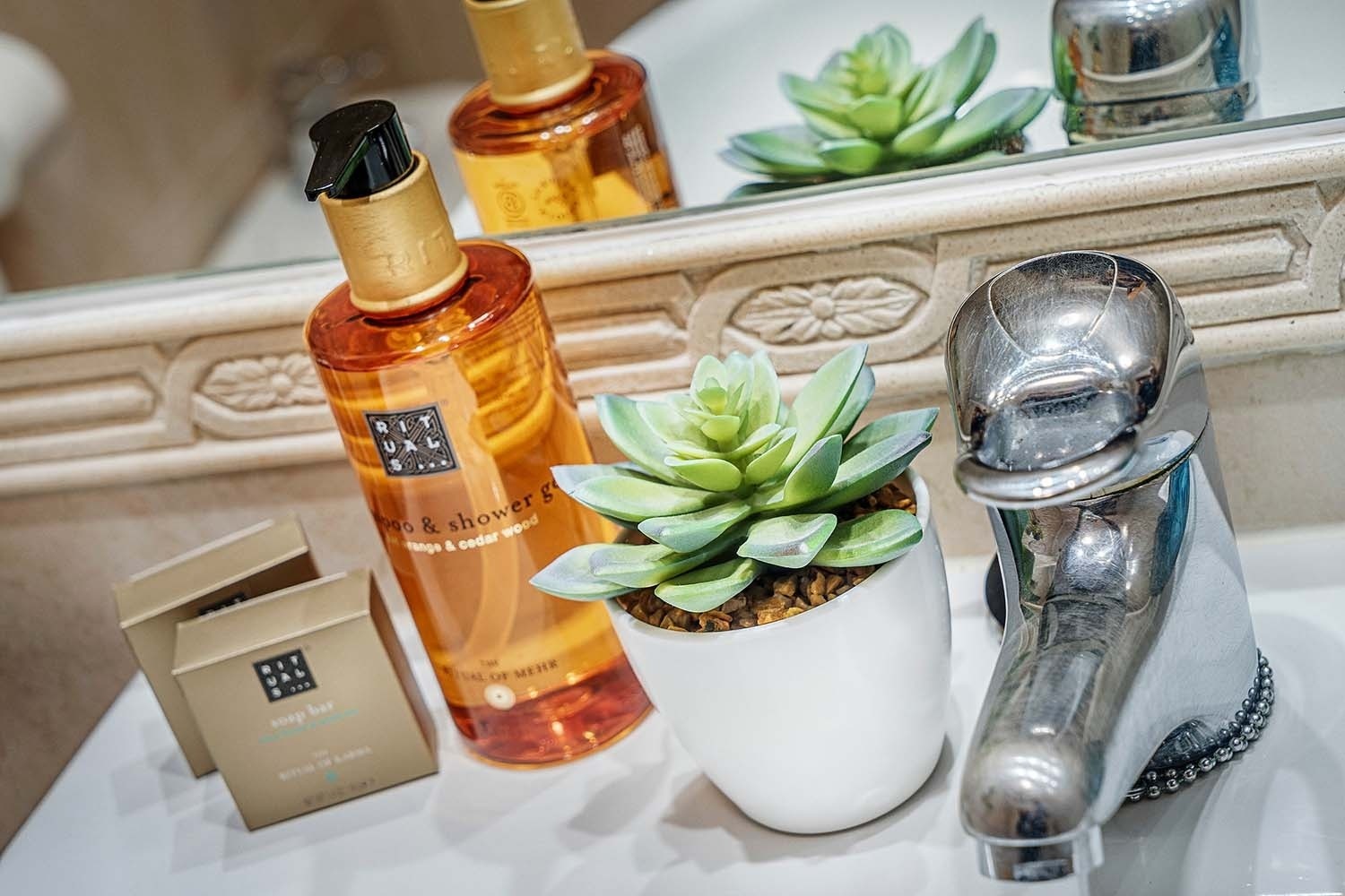 un baño con un lavabo y un secador de pelo