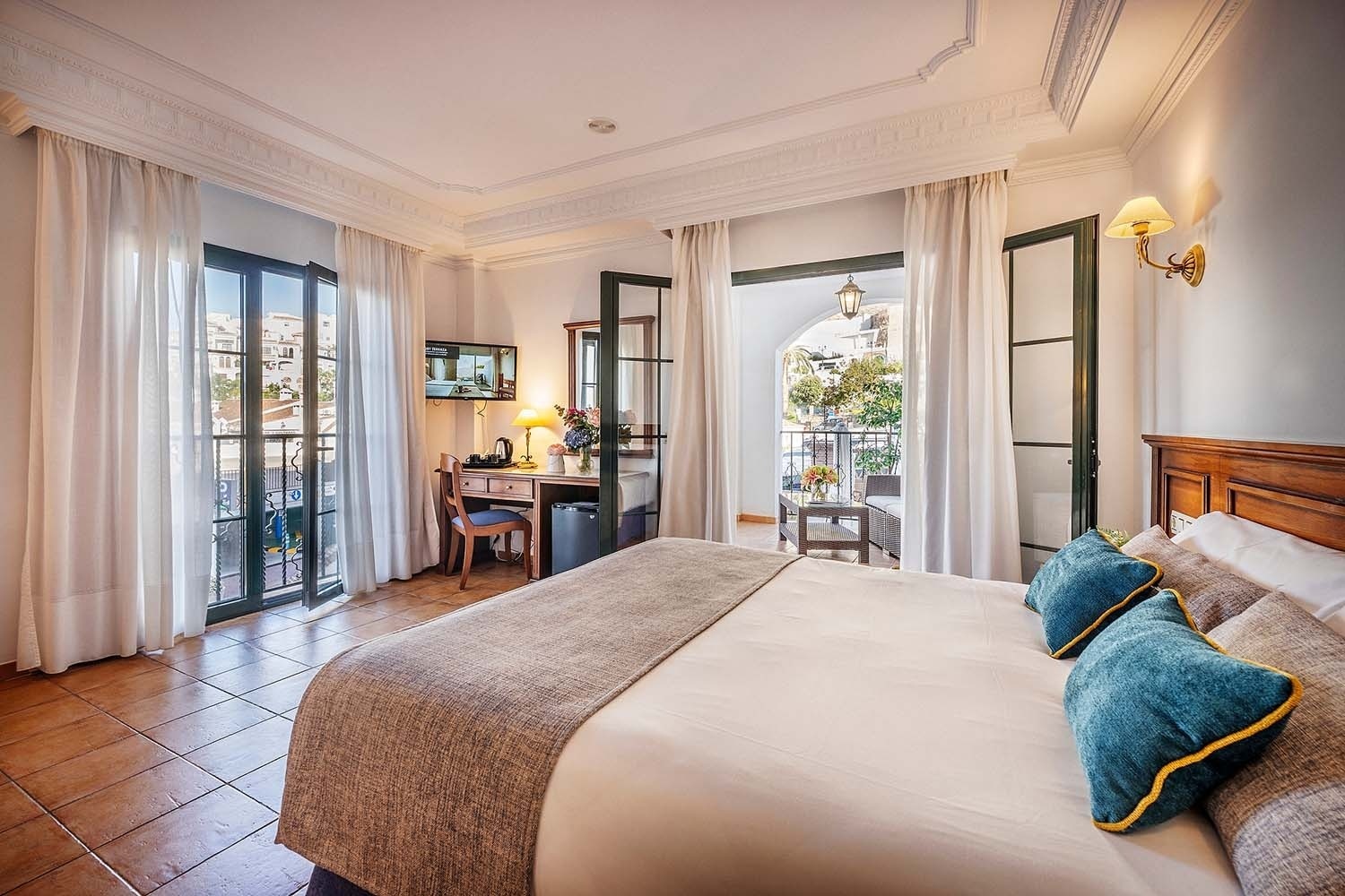 una habitación con una ventana y una televisión