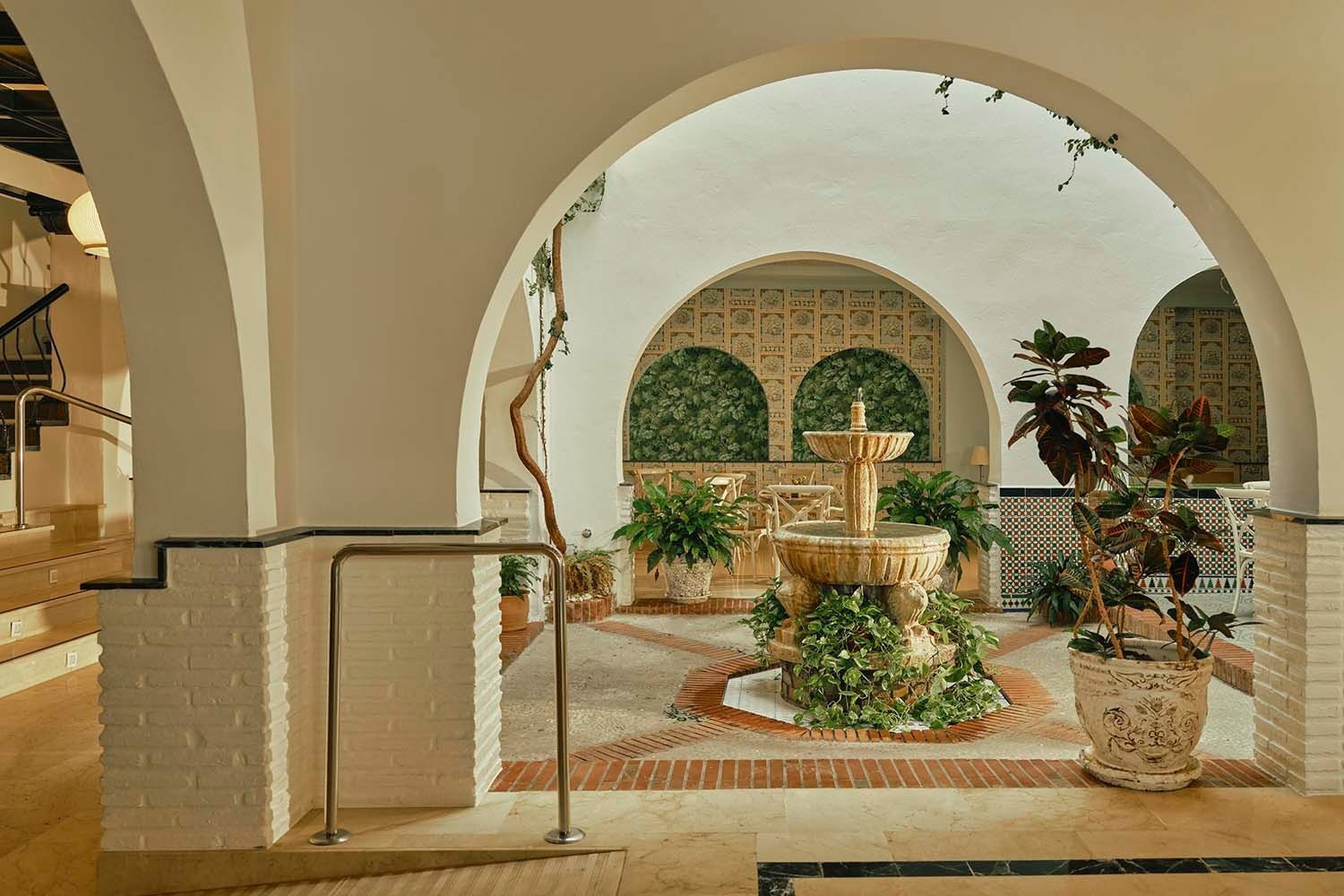 Fuente central en patio interior de Villa Flamenca | Beneste Hoteles