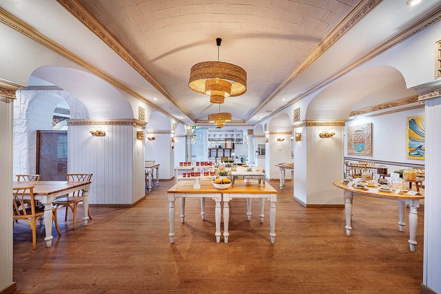 Elegante comedor del Hotel Frigiliana. Desayuno buffet. Frigiliana Hotel | Beneste Hoteles | Web oficial.