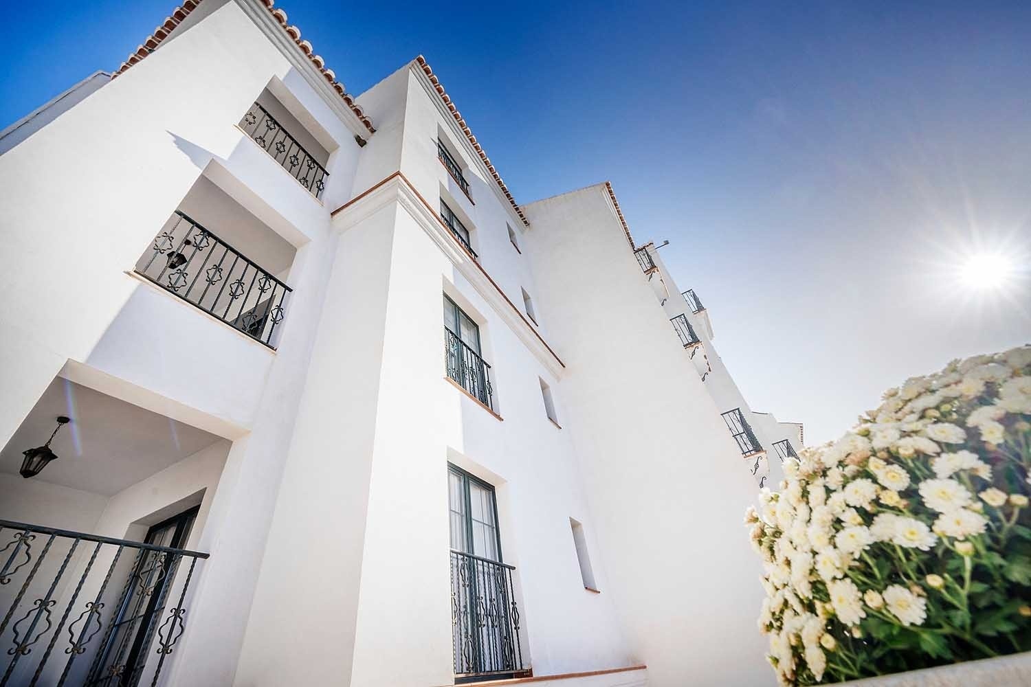 Hotel Frigiliana moderno con balcones y flores, Beneste Hoteles. Web oficial.