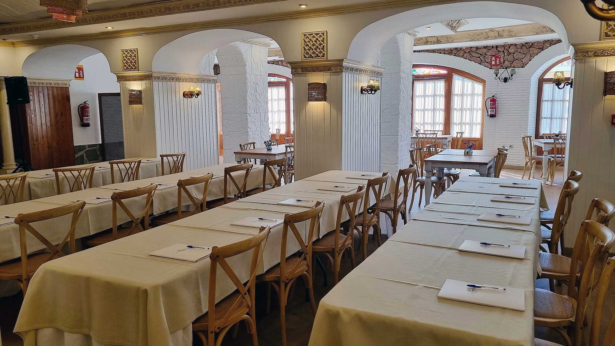 una mujer recibe un masaje en un spa rodeado de velas