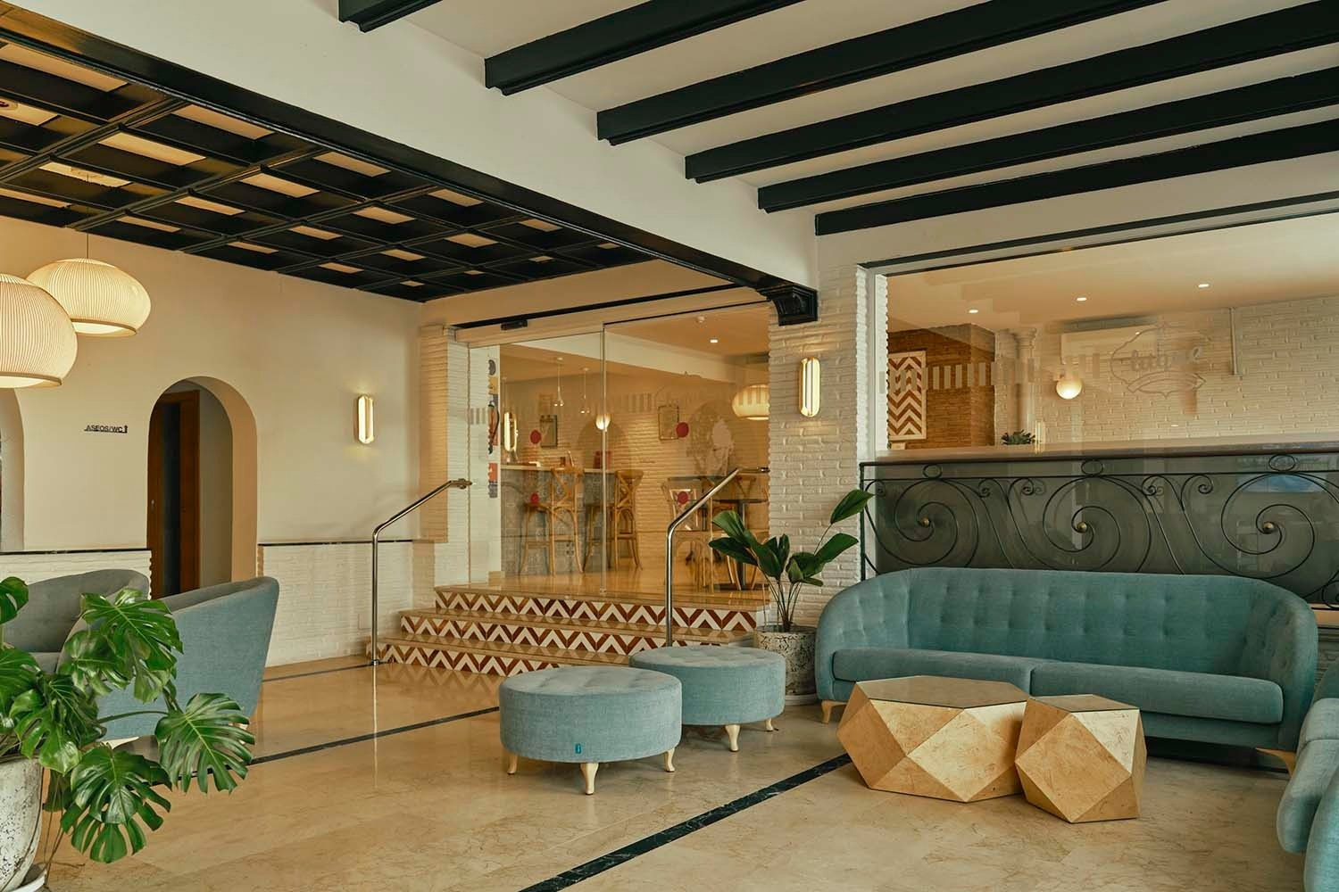 Lobby de Villa Flamenca | Beneste Hoteles. Sofás, mesas geométricas y decoración moderna. Web oficial.