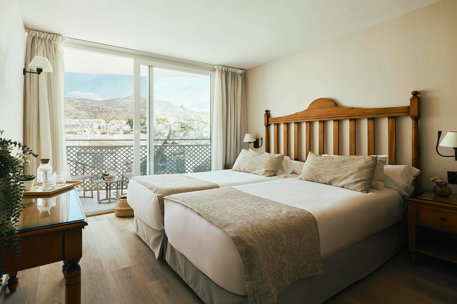 una habitación de hotel con dos camas y una mesa