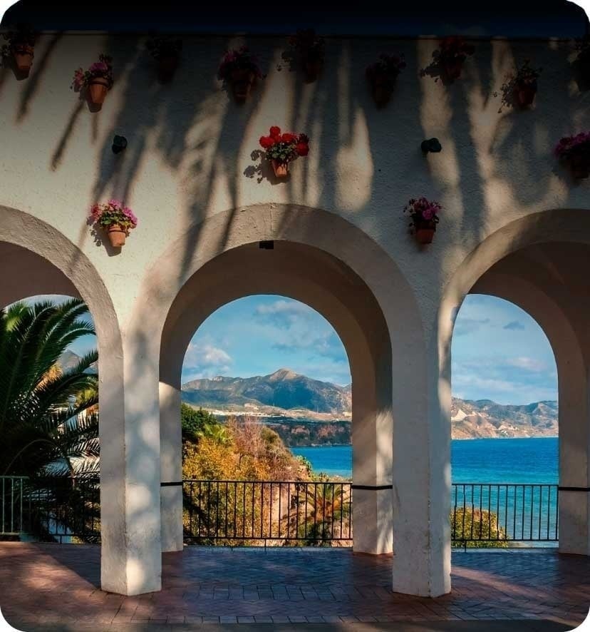 una piscina rodeada de sillas y balcones en un hotel