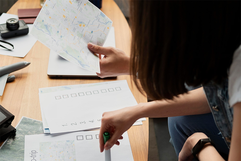 Planeando tu viaje perfecto: mapa, lista de verificación, pasaporte y un BENESTE: Corporativa.
