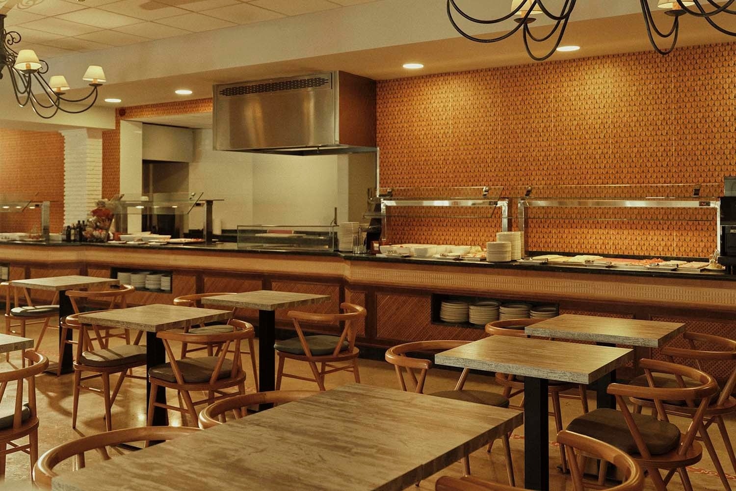 Comedor buffet Villa Flamenca Beneste Hoteles, mesas de madera con sillas