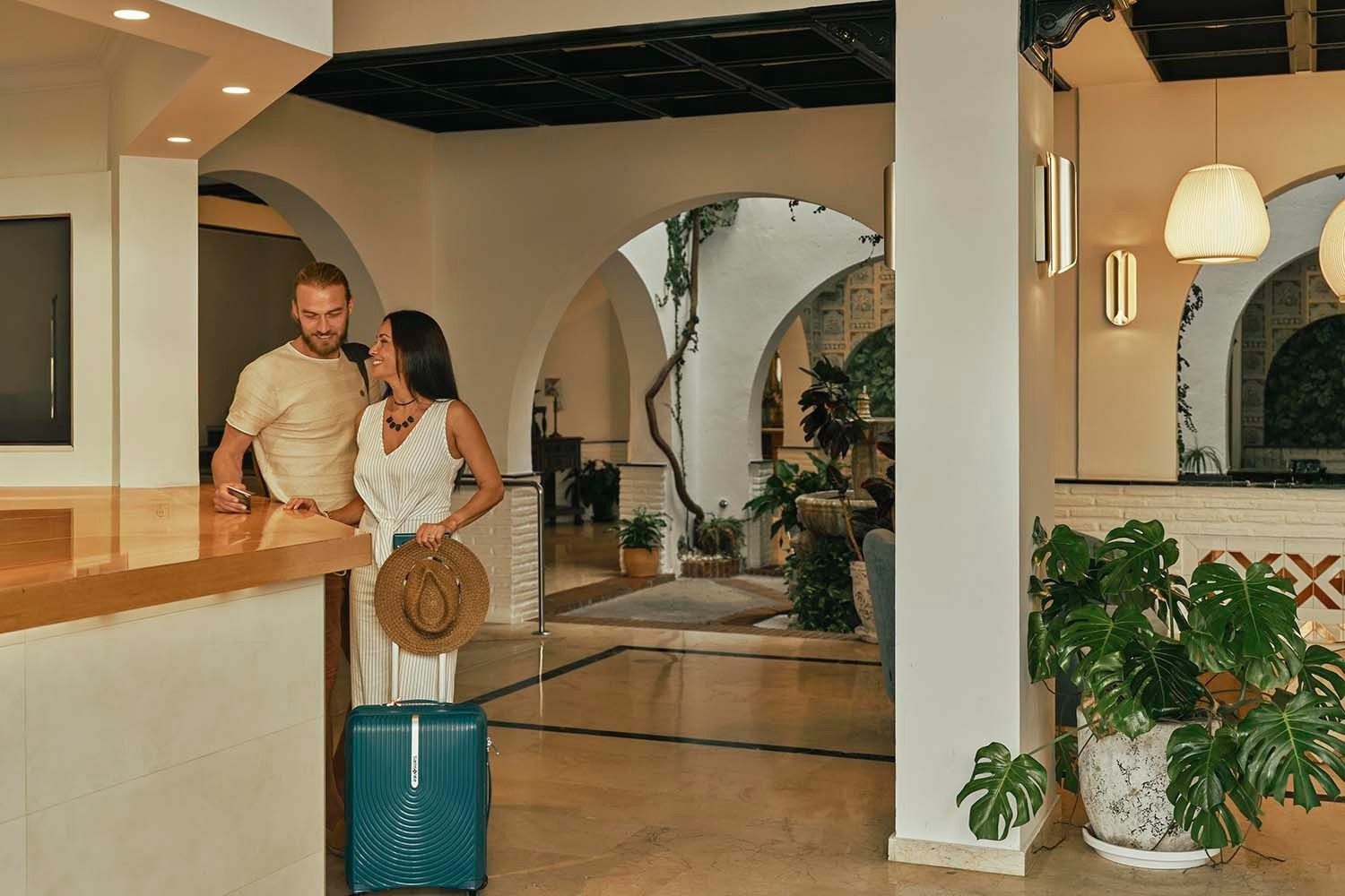 Pareja check-in en Villa Flamenca | Beneste Hoteles. ¡Tu escapada empieza aquí!