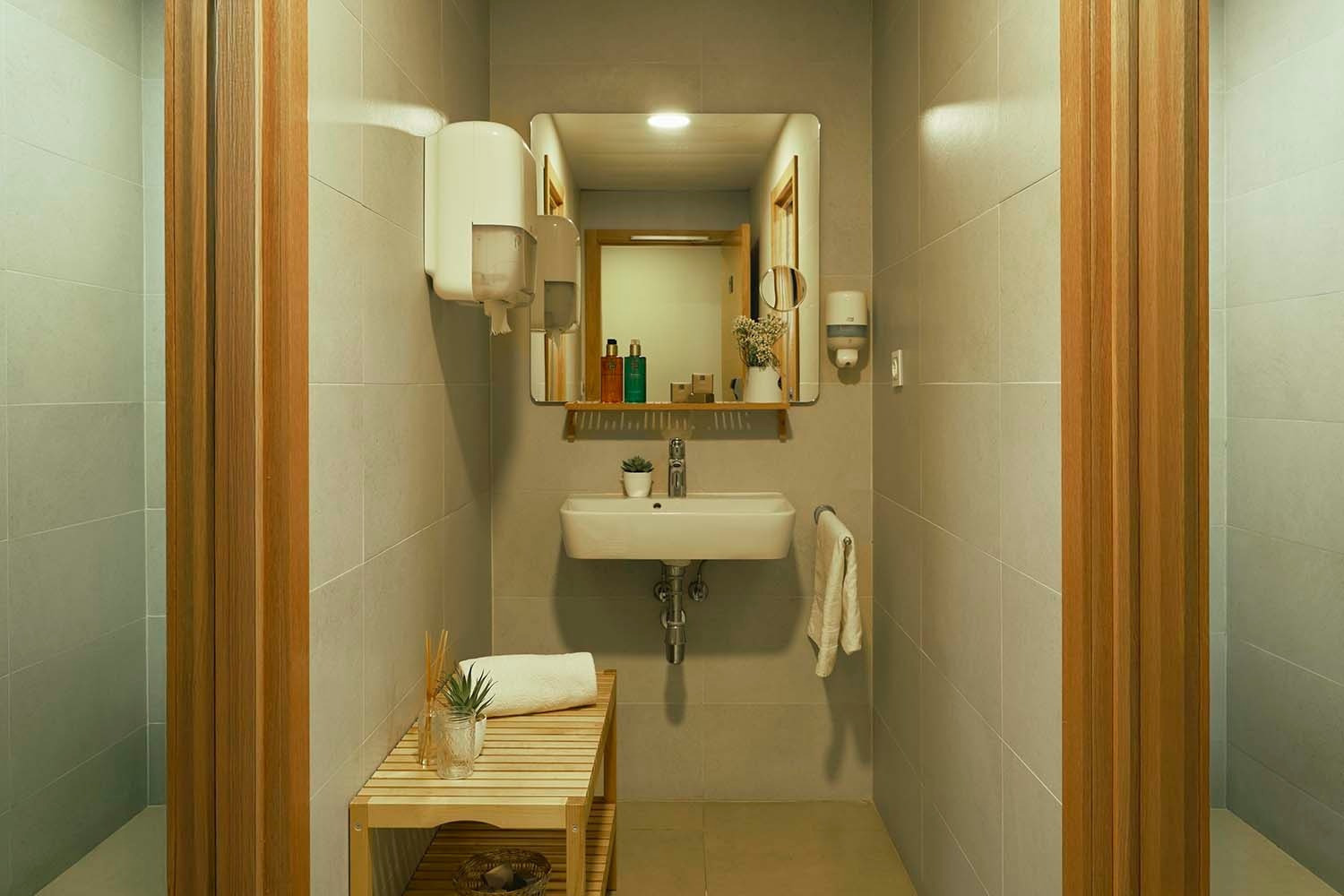 Baño moderno en Villa Flamenca | Beneste Hoteles. Diseño minimalista.
