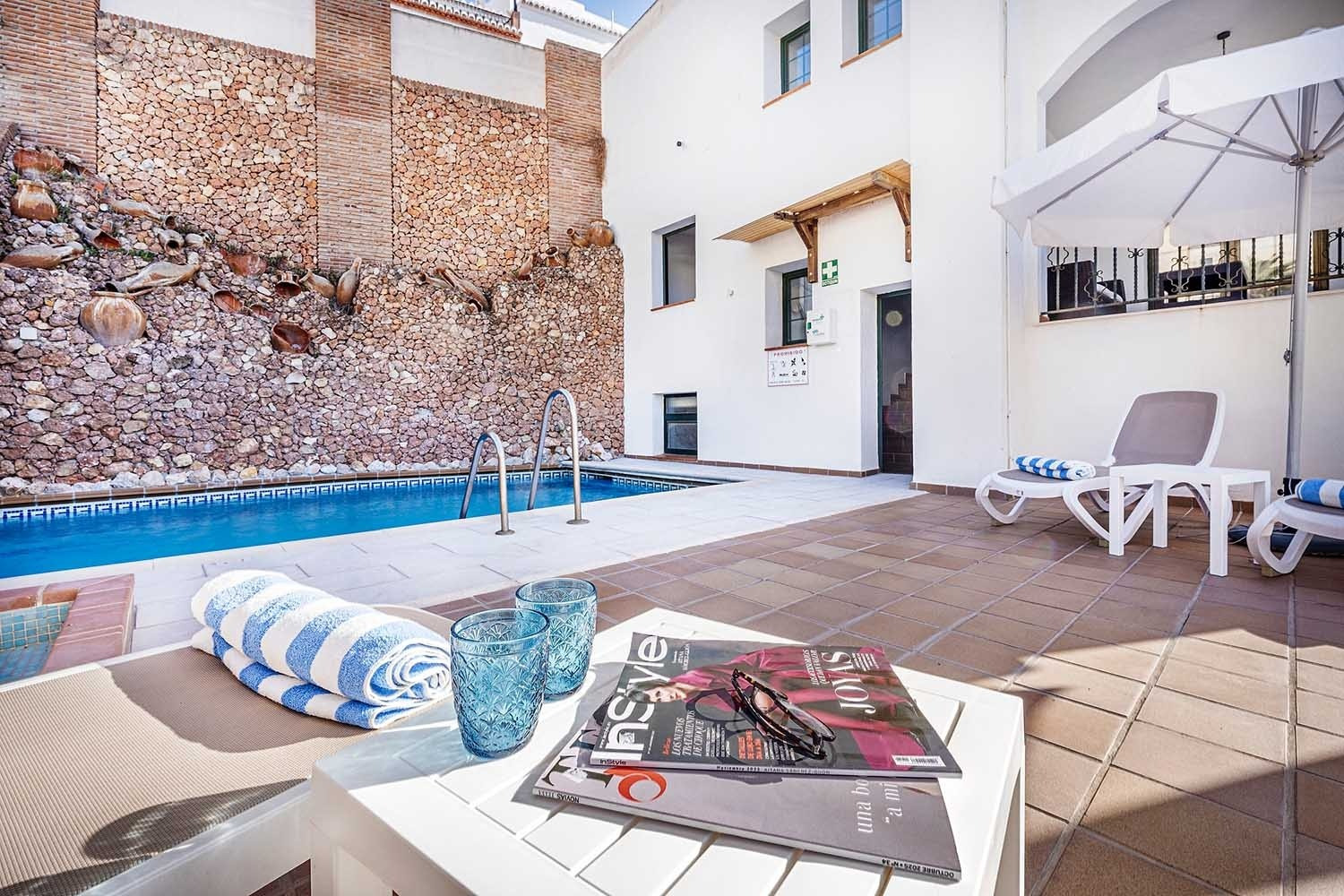 Terraza con piscina privada y tumbonas en Frigiliana Hotel. ¡Reserva en Beneste Hoteles!