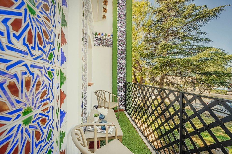 BALCÓN DE BENESTE: Corporativa con azulejos, sillas y mesa.