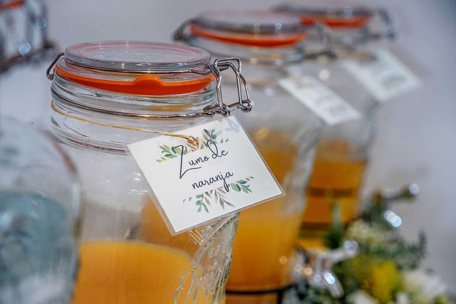 Jarra de zumo de naranja, perfecta para la gastronomía de nuestro hotel en Frigiliana. Beneste Hoteles | Web oficial.
