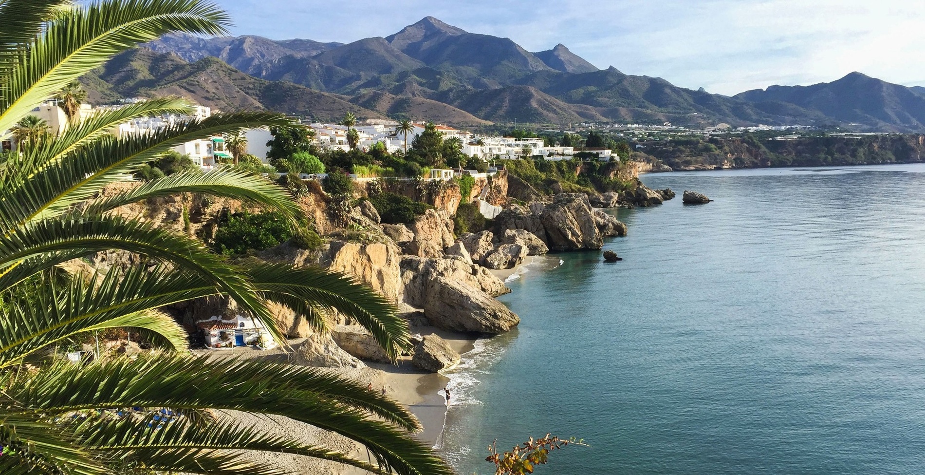 una mujer sostiene la mano de una niña mientras un hombre sostiene una maleta