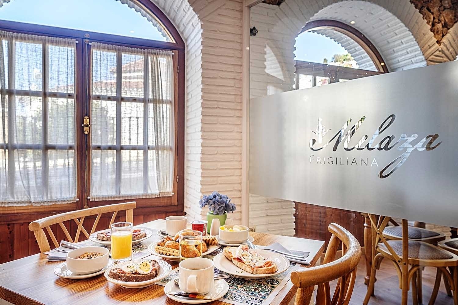 Desayuno en hotel con vistas en Frigiliana. ¡Reserva tu estancia en Frigiliana Hotel | Beneste Hoteles | Web oficial!