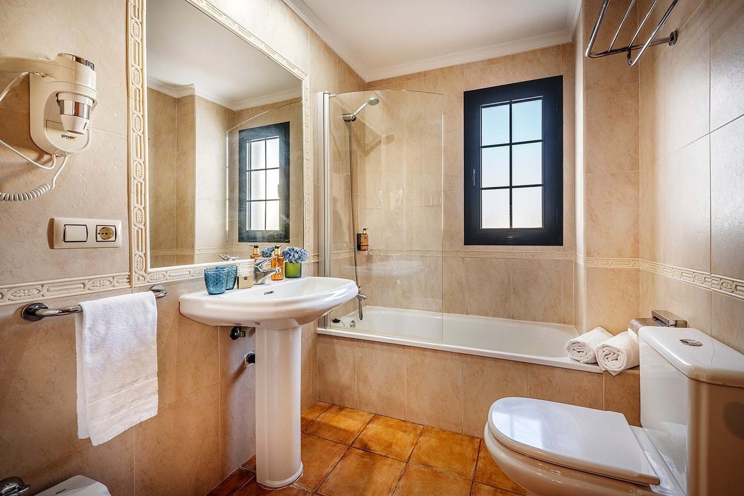 un refrigerador lleno de varios tipos de bebidas y snacks